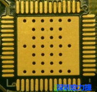 這是最不好的通孔設(shè)計(jì)，貫穿通孔直接擺放于QFN的接地散熱墊上，制造上無(wú)法確保其錫量，也就無(wú)法確保焊接良好。