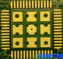 這個(gè)通孔的設(shè)計(jì)勉強(qiáng)可以接受，只剩下正中間一個(gè)通孔沒(méi)有塞孔，而且孔徑也變小了。