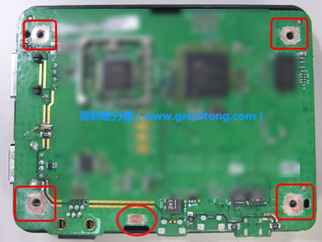 手動(dòng)去綠漆。使用傳統(tǒng)的刀片去除綠漆后的效果。