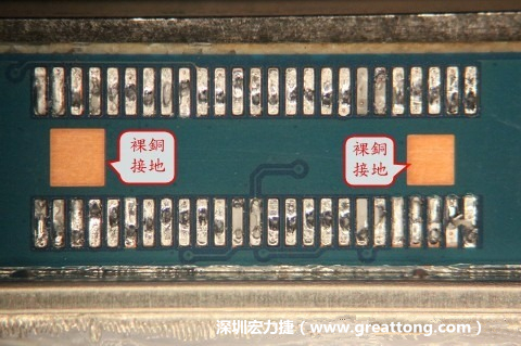 把板對板連接器全部移除，發(fā)現(xiàn)其下方板子共有兩個裸銅的方形設(shè)計(jì)。