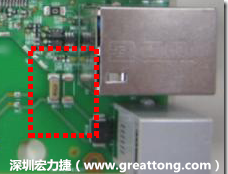 有人認(rèn)為電容旁邊已經(jīng)有螺絲將電路板固定于機(jī)殼上了，不應(yīng)該發(fā)生電路板彎曲的現(xiàn)象才對。