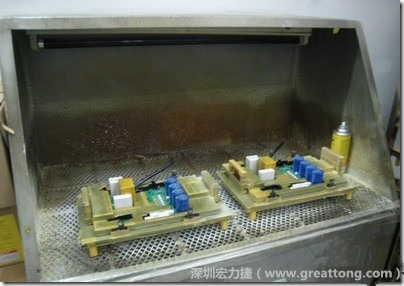 使用噴涂(Spraying)方式作業(yè)conformal coating時(shí)，需設(shè)備抽真空的設(shè)備，否則噴涂的物質(zhì)會(huì)飄散到空氣當(dāng)中，影響人體的健康。