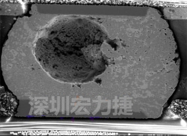 錫球氣泡大到足以影響到焊接的品質(zhì)，下圖是錫球切片后的剖面，可以很明顯看到氣泡已經(jīng)有錫球的 1/3 大了
