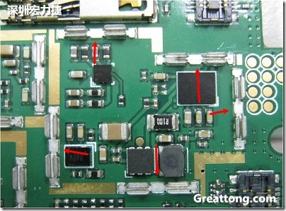 圖中顯示一塊電路板使用這種屏蔽夾(shielding clip)的實(shí)例?；旧衔覀?cè)趶澖堑牡胤蕉荚O(shè)計(jì)擺放了一個(gè)屏蔽夾，這樣可以讓作業(yè)員比較方便安裝屏蔽罩(shielding can)時(shí)的對(duì)位準(zhǔn)確。然后在其他沒(méi)有屏蔽夾的地方也設(shè)計(jì)了一些接地的布線，一來(lái)可以稍微提升屏蔽罩的電磁隔絕能力，另一方面也可以為屏蔽夾無(wú)效時(shí)，馬上可以更改為屏蔽框，而無(wú)需要重新設(shè)計(jì)電路板。