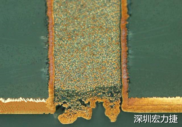 PCB設(shè)計(jì)之導(dǎo)電孔塞孔工藝 導(dǎo)電孔Via hole又名導(dǎo)通孔，為了達(dá)到客戶要求，導(dǎo)通孔必須塞孔，經(jīng)過(guò)大量的實(shí)踐，改變傳統(tǒng)的鋁片塞孔工藝，用白網(wǎng)完成板面阻焊與塞孔。生產(chǎn)穩(wěn)定，質(zhì)量可靠。