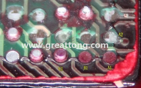 下圖是紅墨水測(cè)試后將PCB板子拿回來(lái)側(cè)一個(gè)角度拍攝的照片，就可以很清楚的看到錫球黏在PCB端，或不在PCB端。