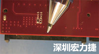連接器邊緣稍突出于電路板的邊緣。