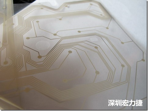 下面第二個(gè)圖則是另一片也有著按鍵線路的PTF，當(dāng)上、下兩面PTF的按鍵結(jié)點(diǎn)互相接觸后就可以計(jì)算出是哪個(gè)按鍵被按下了?？墒钱?dāng)按鍵沒(méi)有按下時(shí)，上下兩片PTF的線路則是分開的，所以上圖那片PTF的線路上面其實(shí)還另外覆蓋了另一層透明的PET作為絕緣層，只露出了需要在鍵盤按下時(shí)才會(huì)碰觸的接觸點(diǎn)，因?yàn)檫@些材質(zhì)使用的都是Polymer，所以才撐這樣的技術(shù)為Polydome(聚合簧片)。