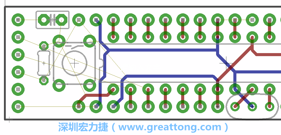 到目前為止，你應(yīng)該只剩下四個部分還未進(jìn)行布線，10K重置上拉電阻器、重置電容和1×6的序列排針。