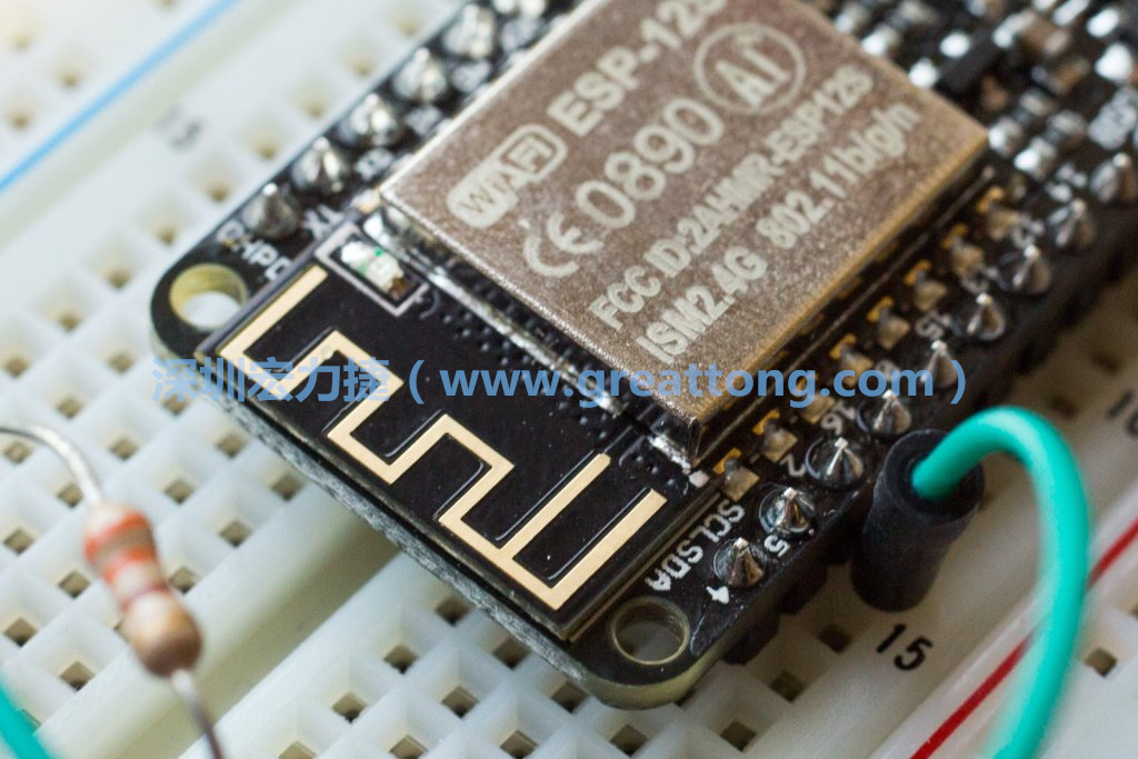 Adafruit Feather板上的無(wú)線電天線。