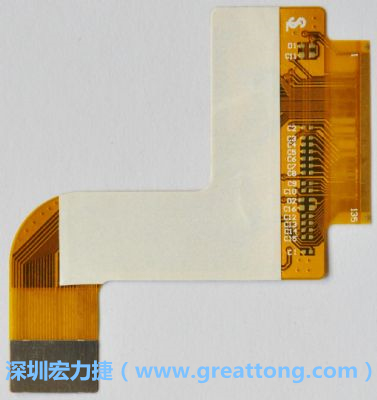 FPCB并非可無(wú)限制撓曲，為避免過(guò)度撓曲拉扯造成銅箔斷裂，一般在較長(zhǎng)條型板材會(huì)貼附補(bǔ)強(qiáng)貼片。