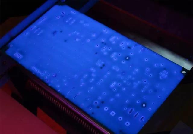 經(jīng)過涂覆工藝后的PCB，在紫光燈下的拍攝效果，原來coating也可以這么美！