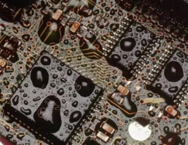 經(jīng)過涂覆工藝后的PCB，在表面形成透明的保護(hù)膜，能有效防止水珠和潮氣侵入，避免漏電和短路。