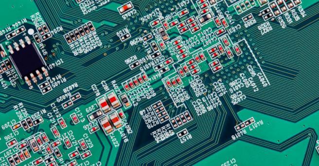 你能在這個復(fù)雜的PCB中找到垂直布線嗎？反正我不能